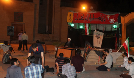 مراسم شب خاطره دفاع مقدس در جوار مزار شهید گمنام کوی دانشگاه تهران برگزار شد